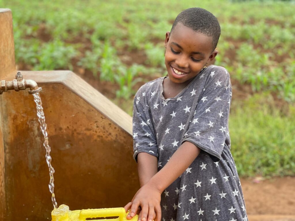 Ruandalainen Clarisse hakee vettä.