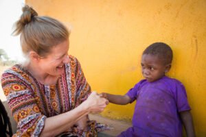World Visionin lähettiläs vierailee kummilasten luona Tanzaniassa.