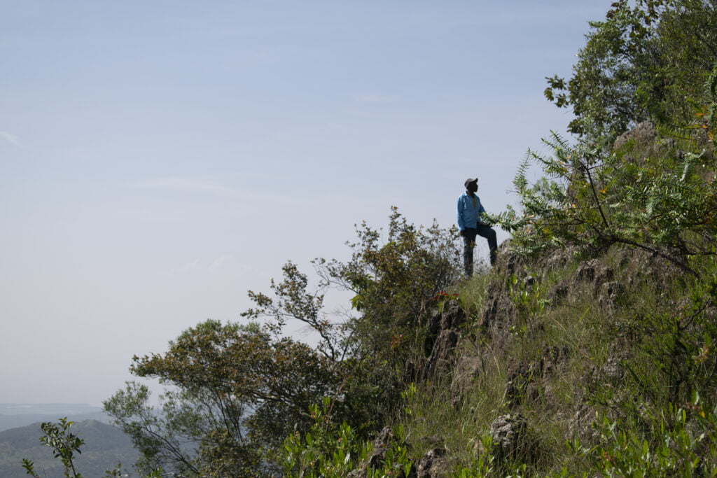 Mies seisoo kukkulalla, jossa tehdään metsitystyötä Etiopiassa.