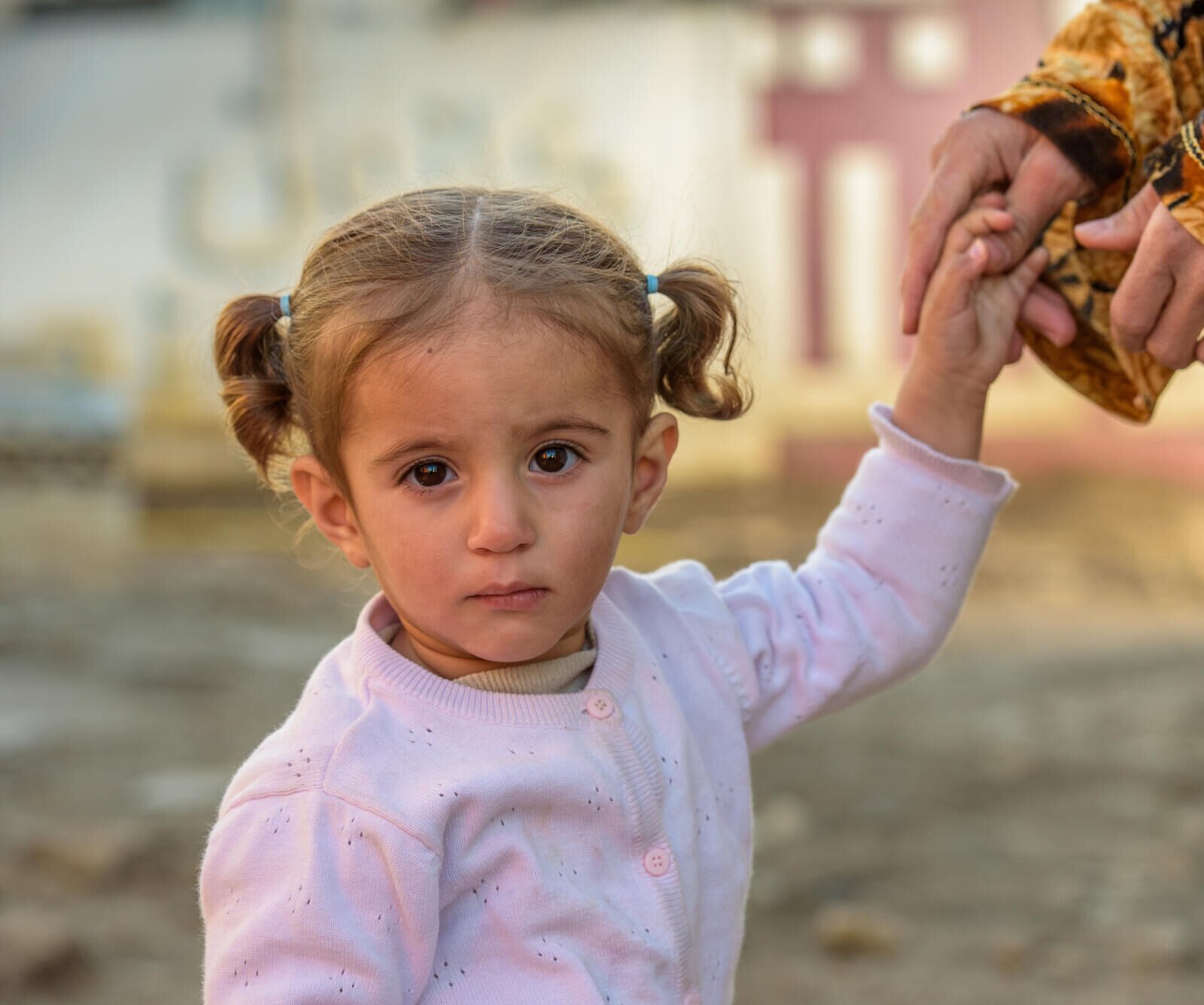1-vuotias syyrialainen Khouloud katsoo vakavana kameraan.
