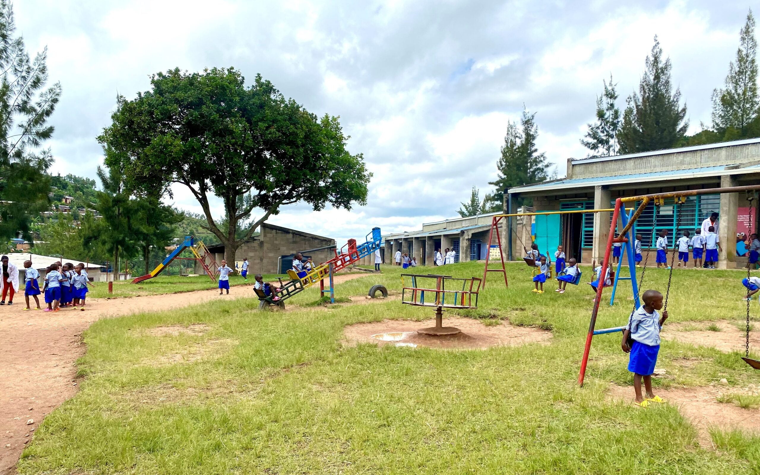 Lapsia leikkimärrä Mugombwan Early Childhood Development -koulun pihalla.