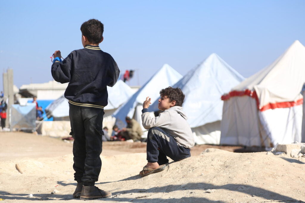 Kaksi syyrialaista poikaa pakolaisleirillä.