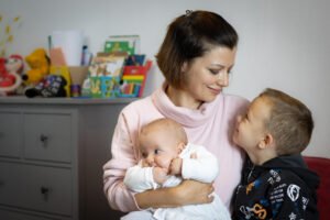Krystyna lastensa Matvin ja Eleonoran kanssa hymyilemässä toisilleen.