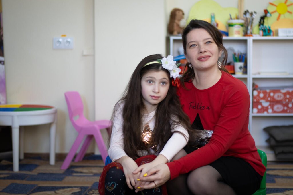Ukrainalainen äiti poseeraa kameralle tyttärensä kanssa.