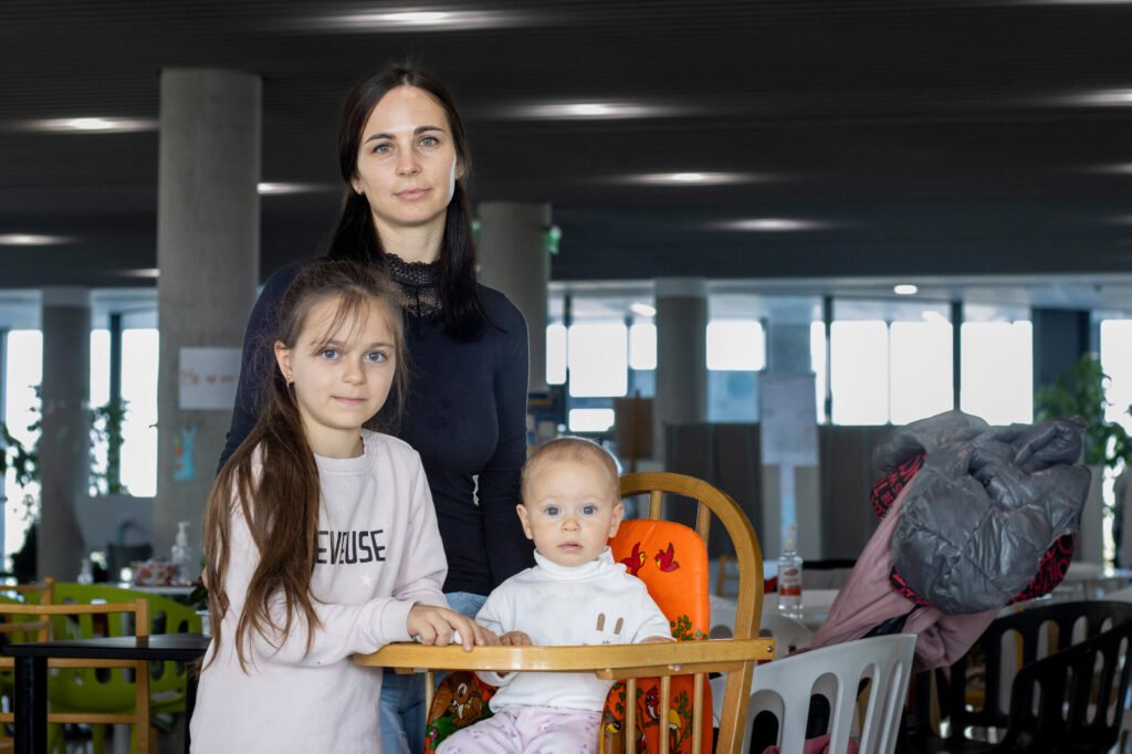 Ukrainalainen äiti kahden lapsensa kanssa.