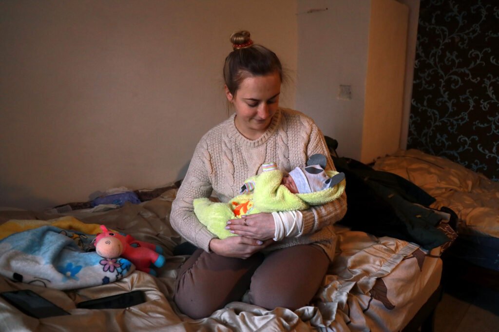 Ukrainalainen äiti pitää sylissään pientä vauvaansa.