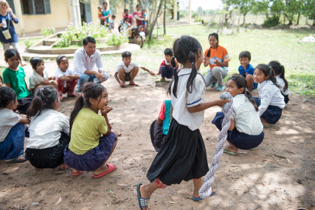 Kambodzalaiset lapset leikkivät koulussa.