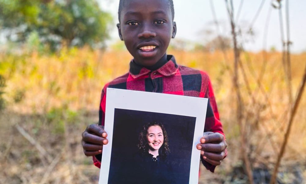 Brian näyttää kumminsa kuvaa kameralle.