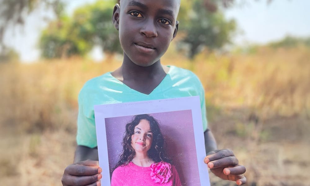 Prisca näyttää kumminsa kuvaa kameralle.