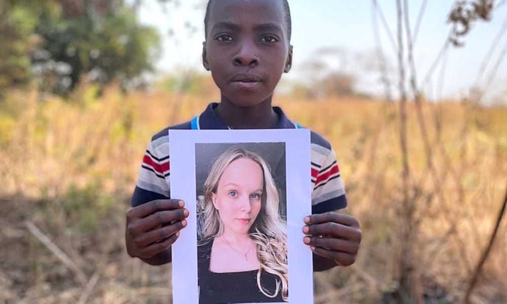 Samuel näyttää kumminsa kuvaa kameralle.