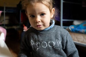 Ukrainalainen pikkutyttö katsoo vakavana kameraan.