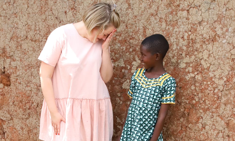 Laura Friman nauramassa kummitytönsä kanssa Burundissa.