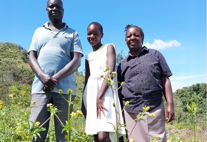 14-vuotias Ivy vanhempiensa kanssa.