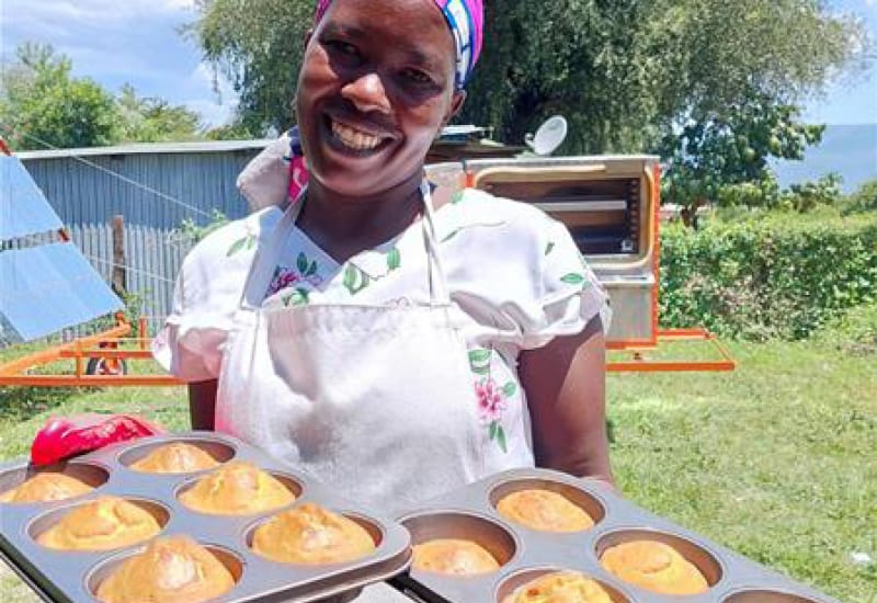 Jacqueline esittelee autinkoleipomon tuotoksia.