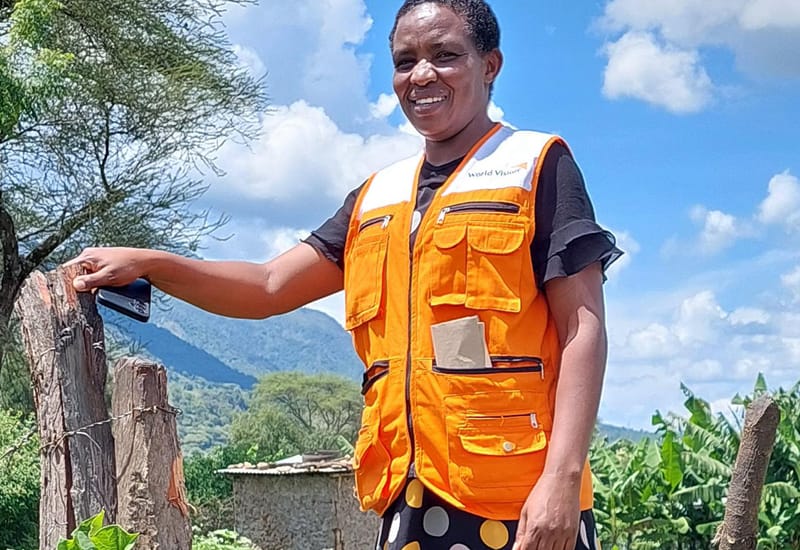 Hankekoordinaattori Joyce hymyilee kameralle.