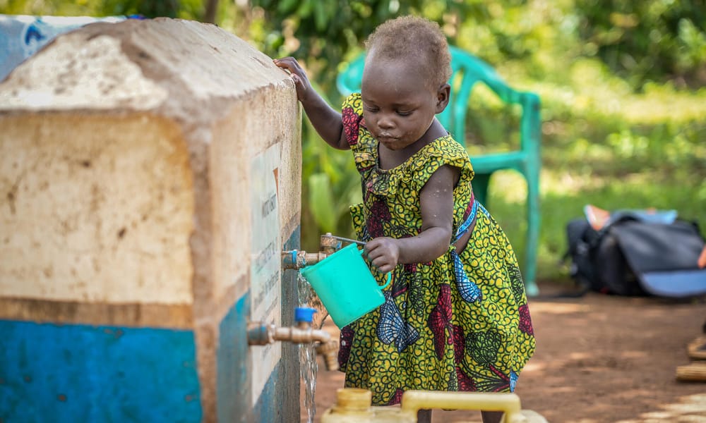 Ugandalainen pikkutyttö hakemassa vettä World Visionin rakentamasta vesipisteestä.
