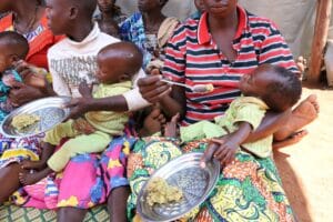 Äidit syöttävät vauvojaan ravitsemusryhmässä.