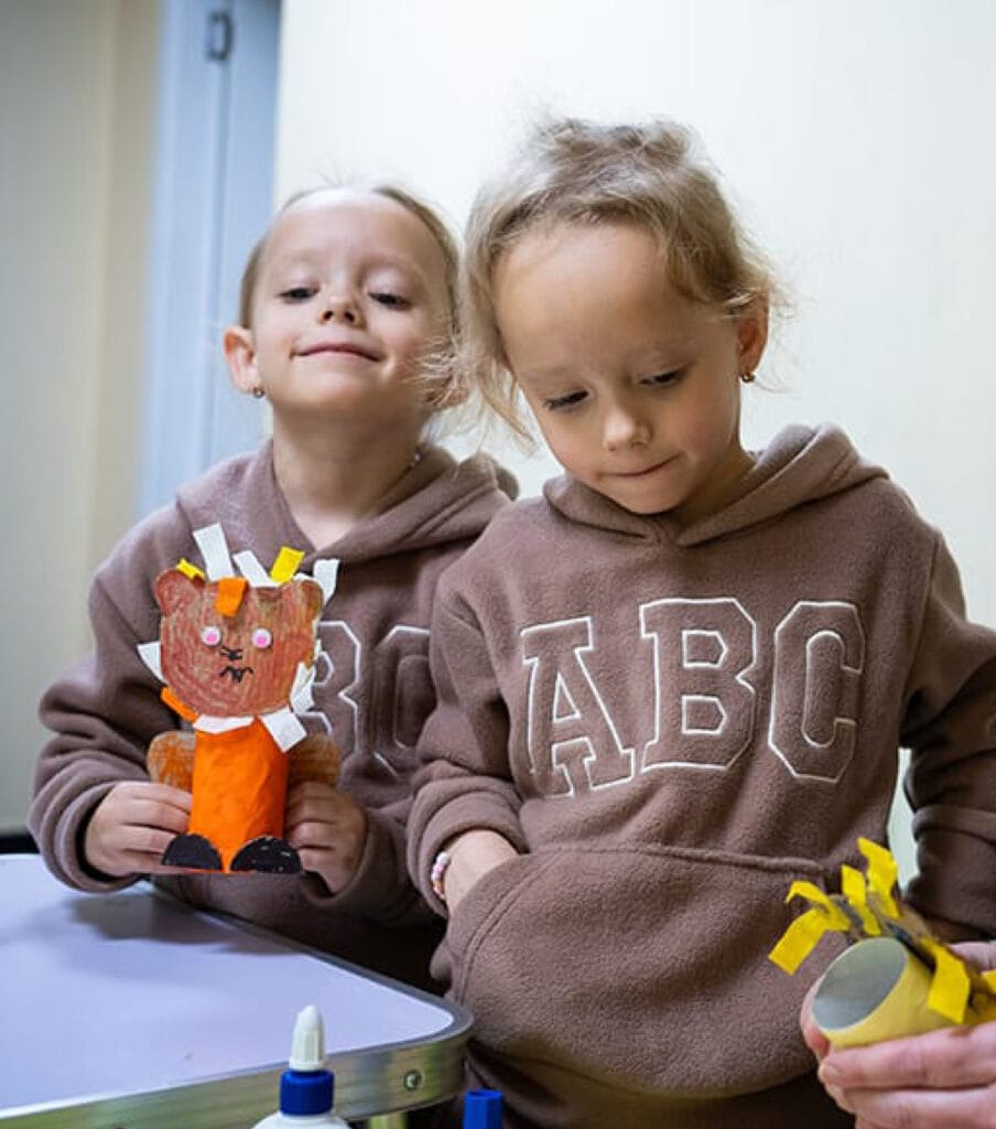 Viisivuotias Katya kaksoissiskonsa kanssa.