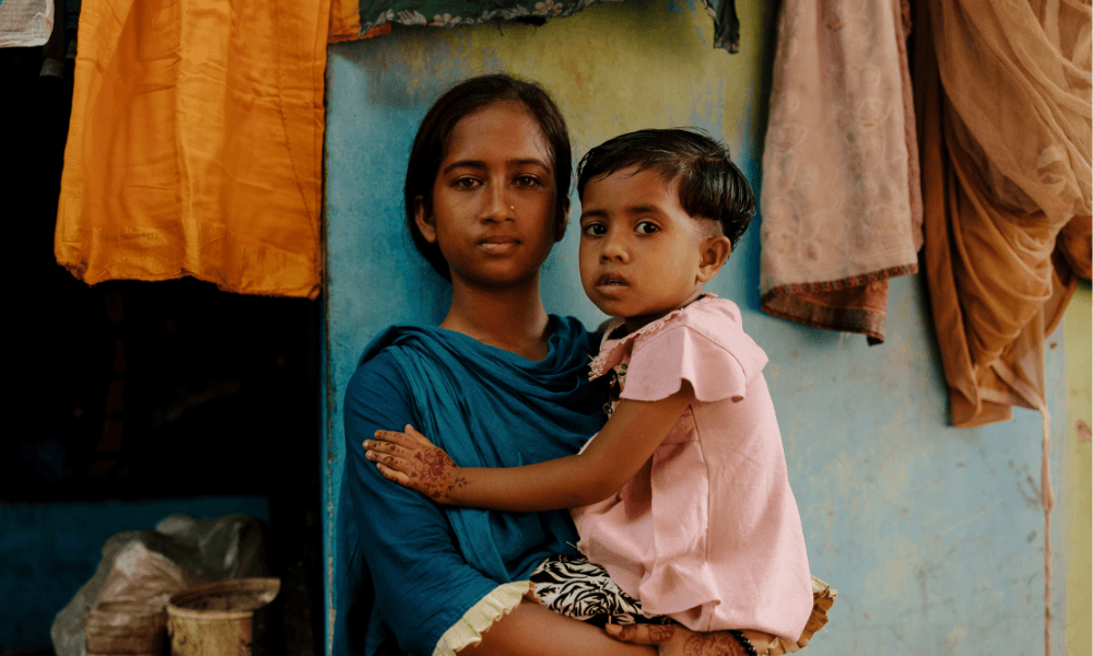 Bangladeshilainen Ruby pitää sylissään tytärtään