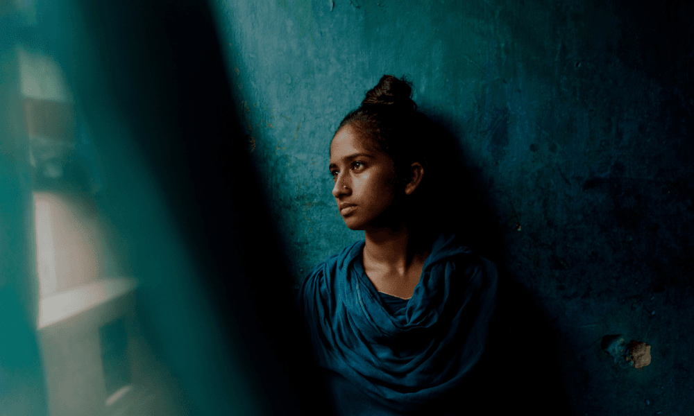 Bangladeshilainen Ruby katsoo ulos ikkunasta